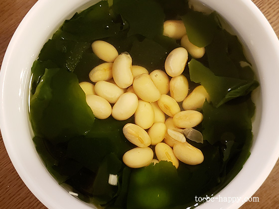カルディ・もへじの海藻トロっとスープに大豆をトッピング